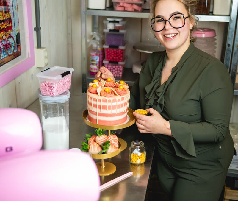 Kim: ‘Zo leuk als je iemand blij kan maken met een taart’ (video)